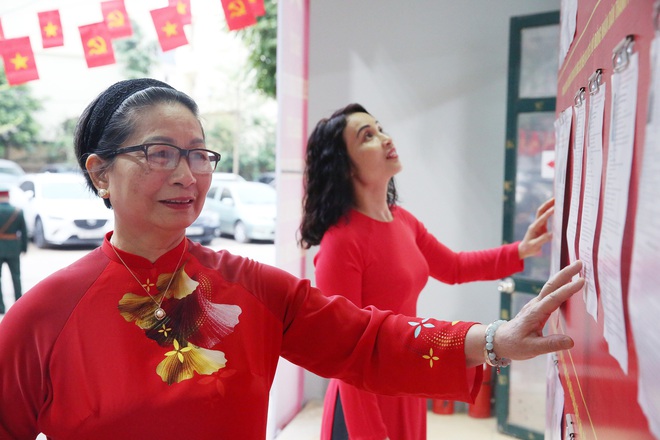 Chùm ảnh: Nhân dân Thủ đô hân hoan thực hiện quyền, nghĩa vụ trong ngày bầu cử- Ảnh 4.