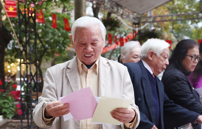 Chùm ảnh: Nhân dân Thủ đô hân hoan thực hiện quyền, nghĩa vụ trong ngày bầu cử- Ảnh 2.