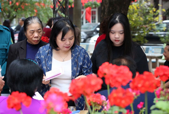 Chùm ảnh: Nhân dân Thủ đô hân hoan thực hiện quyền, nghĩa vụ trong ngày bầu cử- Ảnh 17.