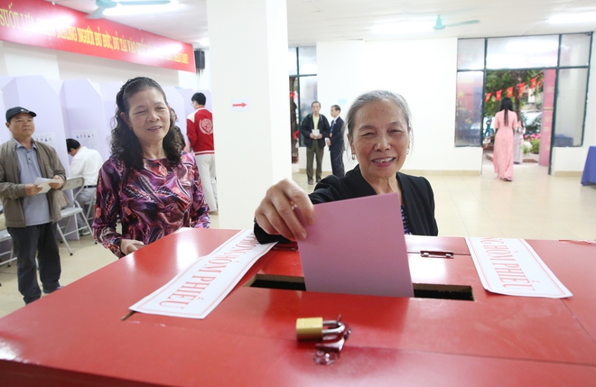 Chùm ảnh: Nhân dân Thủ đô hân hoan thực hiện quyền, nghĩa vụ trong ngày bầu cử- Ảnh 10.