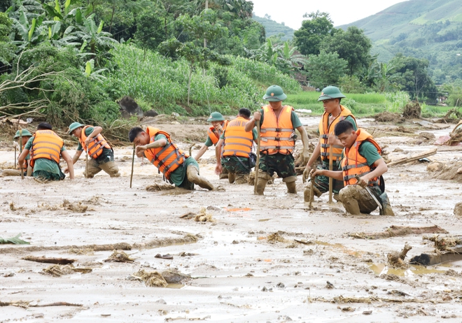 PM inspects search and rescue operation for landslide victims in Lao Cai- Ảnh 4.