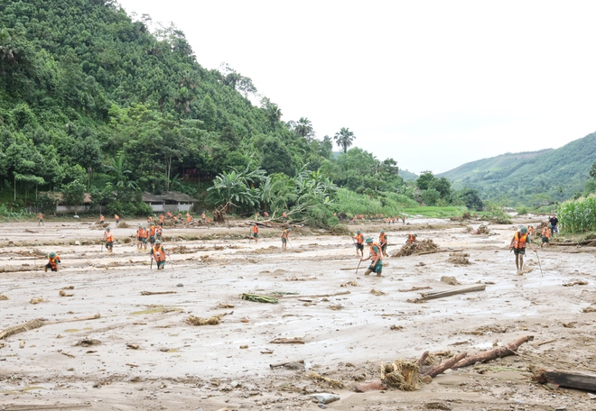 PM inspects search and rescue operation for landslide victims in Lao Cai- Ảnh 5.