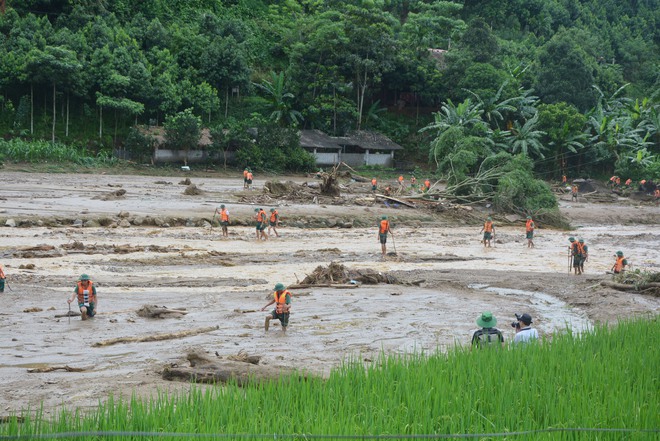 PM inspects search and rescue operation for landslide victims in Lao Cai- Ảnh 3.