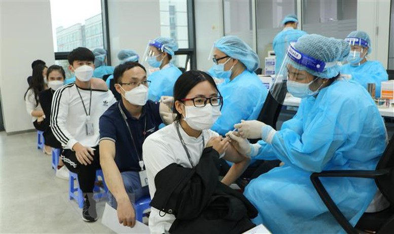 Thủ tướng yêu cầu thần tốc tiêm vaccine và đẩy mạnh thực hiện các biện pháp phòng COVID-19 - Ảnh 1.
