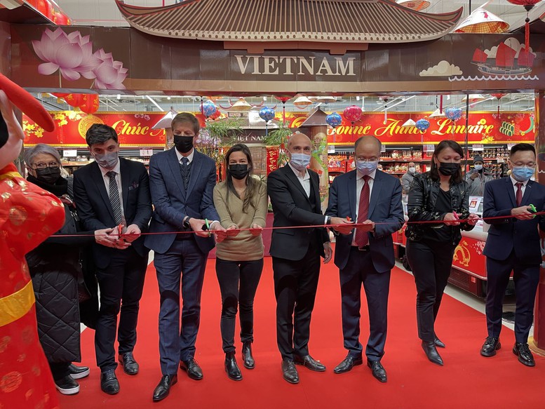 Đầm ấm Tết Việt khắp muôn nơi - Ảnh 1.