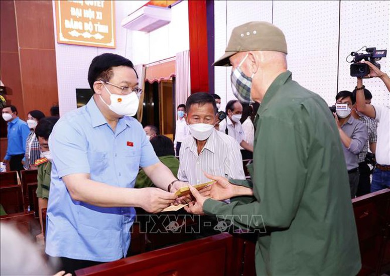 Chủ tịch Quốc hội thăm gia đình chính sách, trao quà và chúc Tết tại tỉnh Bến Tre  - Ảnh 1.