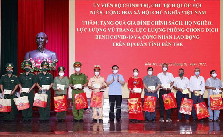 Chủ tịch Quốc hội thăm gia đình chính sách, trao quà và chúc Tết tại tỉnh Bến Tre  - Ảnh 2.