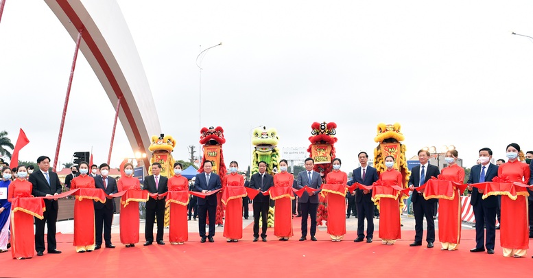 Phó Thủ tướng Lê Văn Thành cắt băng thông xe cây cầu 'cánh sóng vươn xa' của Hải Phòng - Ảnh 1.