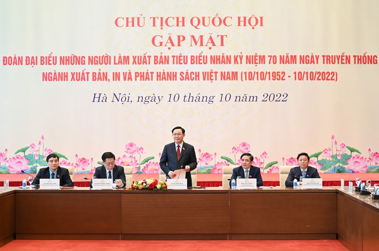 Chủ tịch Quốc hội Vương Đình Huệ gặp mặt người làm xuất bản tiêu biểu cả nước - Ảnh 1.