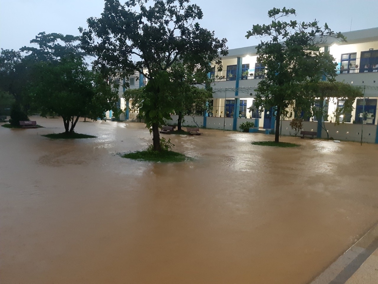 Miền Trung: Khẩn trương phó với mưa lũ, sạt lở đất - Ảnh 1.