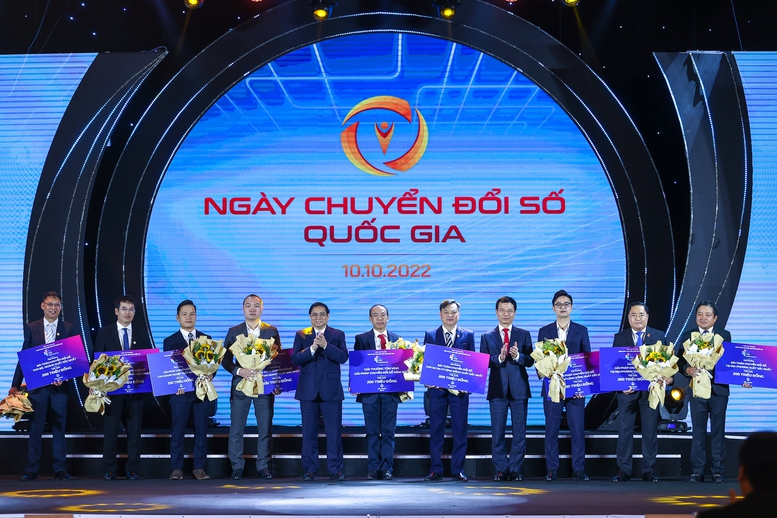 Thủ tướng: Chuyển đổi số phải để người dân, doanh nghiệp hưởng lợi - Ảnh 4.
