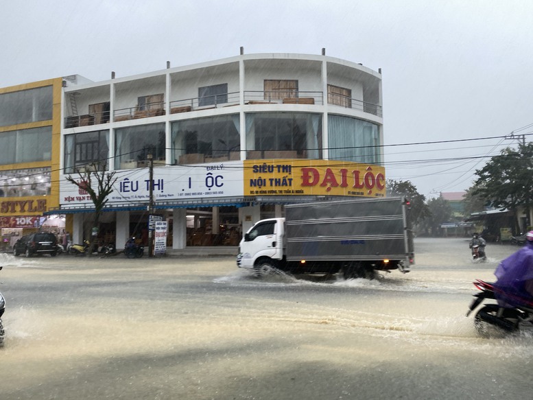 Miền Trung: Khẩn trương phó với mưa lũ, sạt lở đất - Ảnh 2.