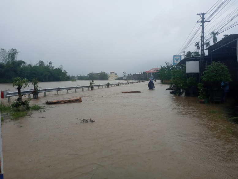 Miền Trung: Khẩn trương phó với mưa lũ, sạt lở đất - Ảnh 3.