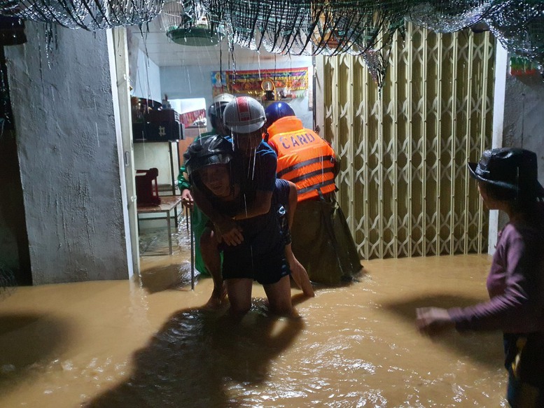 Quảng Ngãi: 1.955 ngôi nhà bị ngập, nỗ lực tìm kiếm nạn nhân mất tích vụ sạt lở thủy điện Kà Tinh - Ảnh 1.