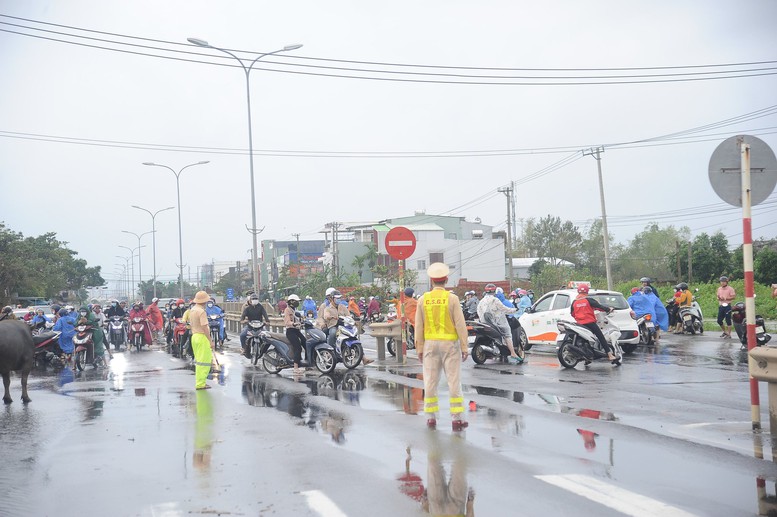 Quốc lộ 1A qua địa phận Quảng Nam ngập sâu, nhiều phương tiện quay đầu - Ảnh 3.