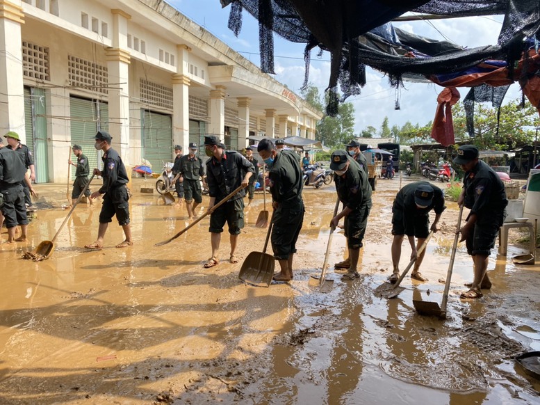 Quảng Ngãi: Chủ động ứng phó với mưa lũ mới có nguy cơ “lũ chồng lũ” - Ảnh 2.