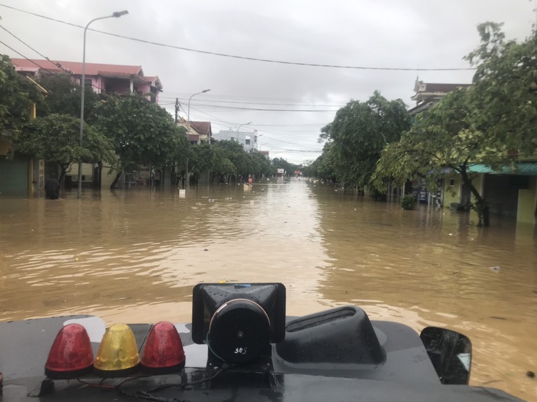 Thừa Thiên Huế: Gần 20 nghìn nhà ngập; lực lượng vũ trang sơ tán hơn 10 nghìn người dân - Ảnh 4.