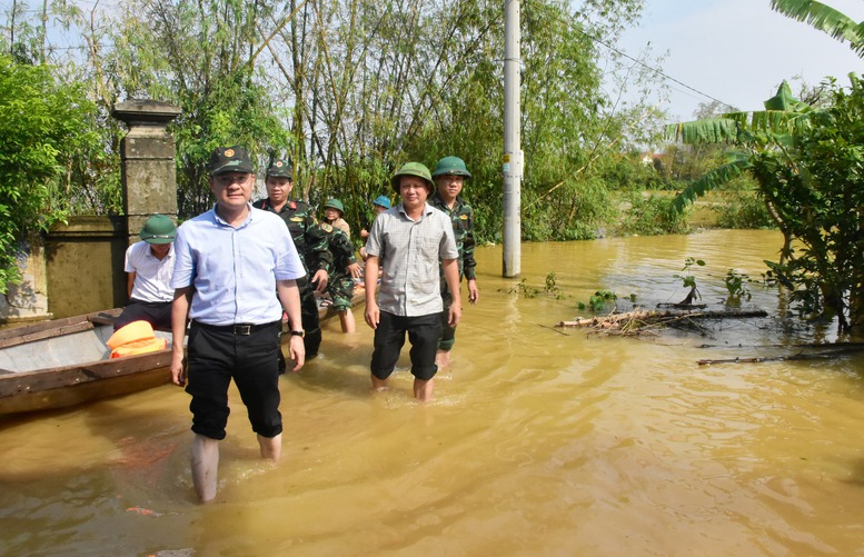 Lãnh đạo tỉnh Thừa Thiên Huế chỉ đạo khắc phục hậu quả tại các vùng bị ngập nặng - Ảnh 1.