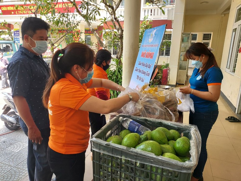 Những người mẹ đỡ đầu chắp cánh ước mơ cho trẻ mồ côi - Ảnh 1.