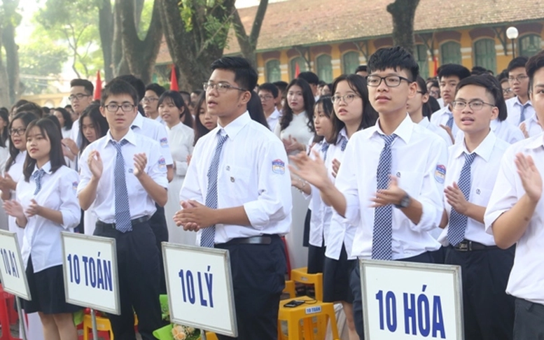 Học sinh chuyên đoạt giải thi học sinh giỏi được hưởng học bổng và khen thưởng