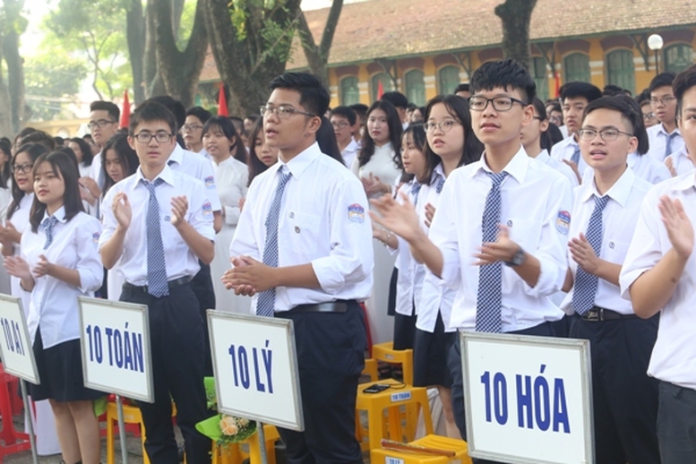 Học sinh chuyên đoạt giải thi học sinh giỏi được hưởng học bổng và khen thưởng - Ảnh 1.