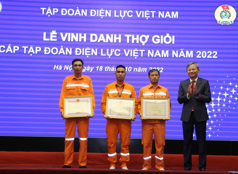 12 công nhân EVNCPC được vinh danh thợ giỏi cấp EVN năm 2022 - Ảnh 3.