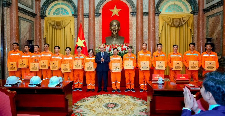 12 công nhân EVNCPC được vinh danh thợ giỏi cấp EVN năm 2022 - Ảnh 1.