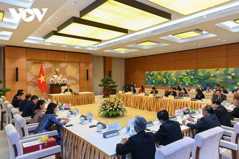 Chủ tịch Quốc hội tiếp Chủ nhiệm Ủy ban Đối ngoại Quốc hội Lào, Campuchia - Ảnh 1.