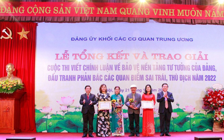 Trao giải cho 32 tác phẩm chính luận về bảo vệ nền tảng tư tưởng của Đảng