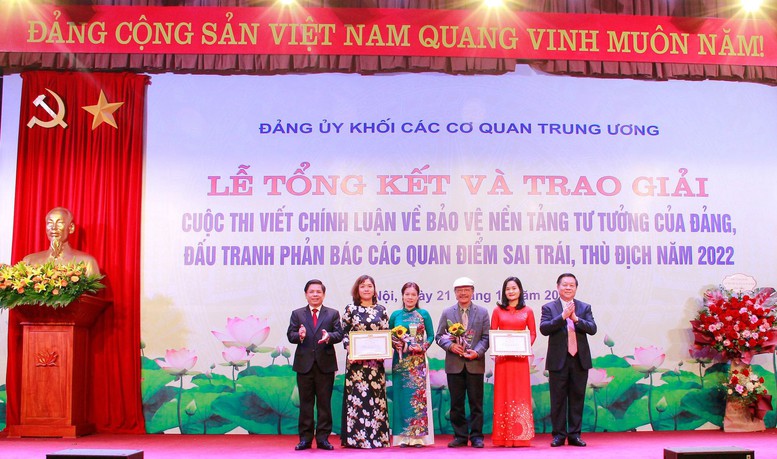 Trao giải cho 32 tác phẩm dự thi về bảo vệ nền tảng tư tưởng của Đảng - Ảnh 1.