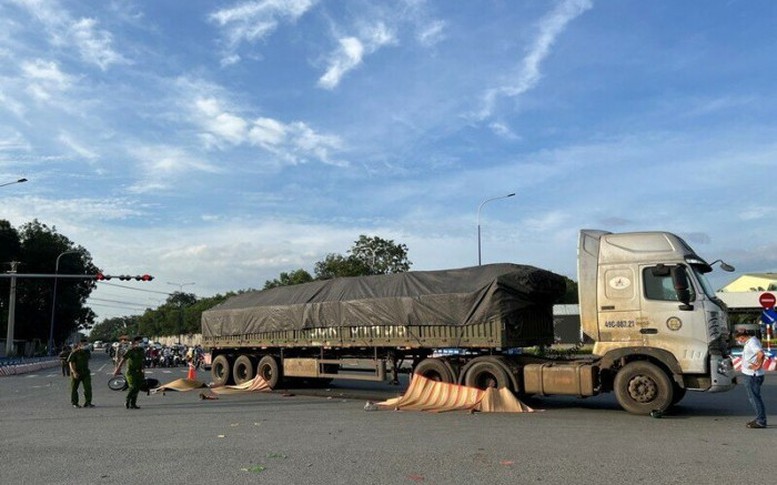 Vụ TNGT 4 người tử vong tại Bình Dương: Xe máy đi vào 'điểm mù' của xe đầu kéo