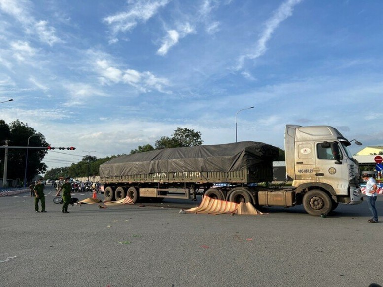 Vụ TNGT 4 người tử vong tại Bình Dương: Xe máy đi vào 'điểm mù' của xe đầu kéo - Ảnh 2.