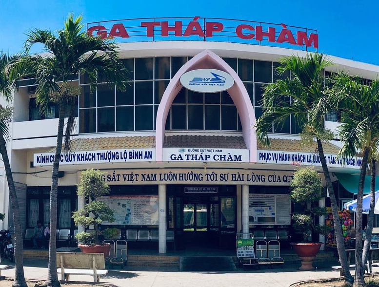 Cần nâng cấp ga Tháp Chàm an toàn hơn cho hành khách đi tàu - Ảnh 1.