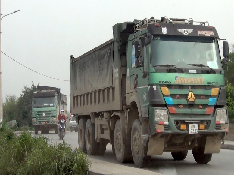 Xe quá tải 'ngang nhiên' chở vật liệu thi công cao tốc - Ảnh 3.