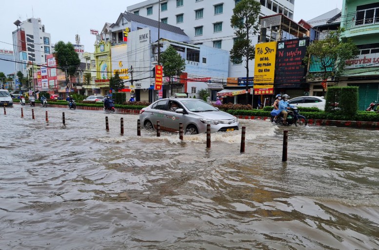 Triều cường dự báo tái lập mốc lịch sử, Cần Thơ khẩn cấp ứng phó - Ảnh 1.