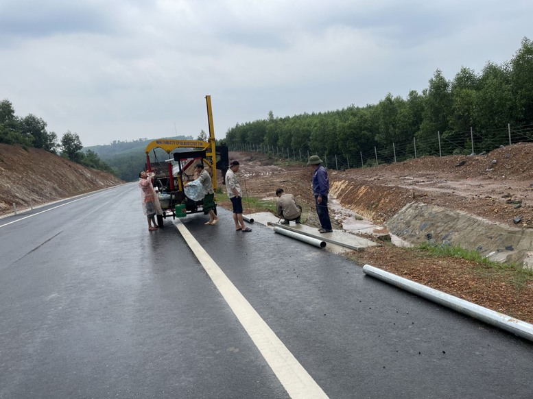 Ảnh hưởng mưa lũ, cao tốc Cam Lộ - La Sơn lùi thời hạn thông tuyến - Ảnh 3.