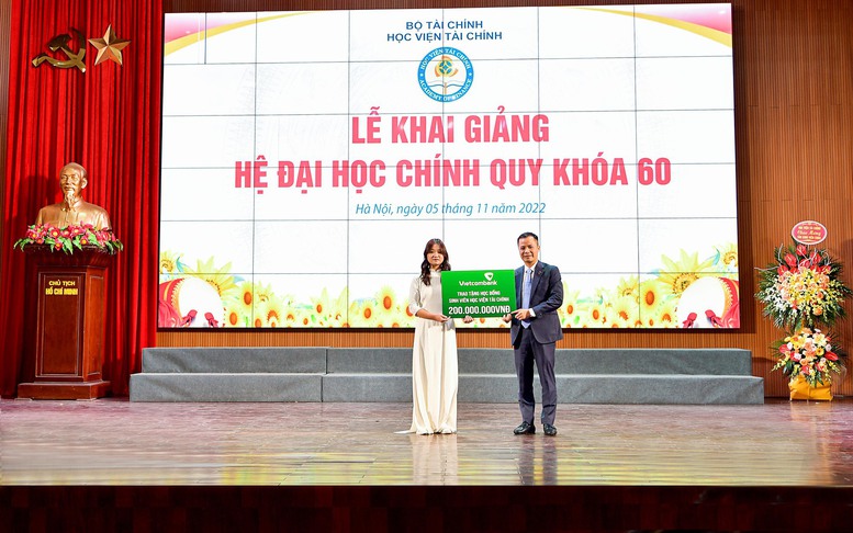 Vietcombank trao tặng học bổng trị giá 200 triệu đồng cho sinh viên HVTC