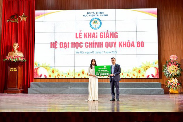 Vietcombank trao tặng học bổng trị giá 200 triệu đồng cho sinh viên HVTC - Ảnh 2.