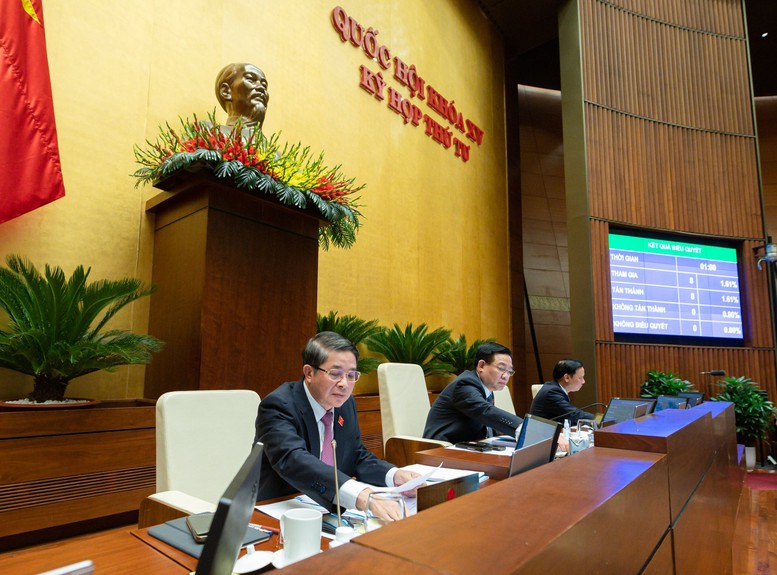 Quốc hội thông qua tăng lương cơ sở lên 1,8 triệu đồng/tháng từ 1/7/2023 - Ảnh 1.