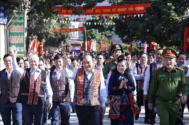 Chủ tịch nước dự Ngày hội Đại đoàn kết toàn dân tộc tại Phong Thổ, Lai Châu - Ảnh 1.