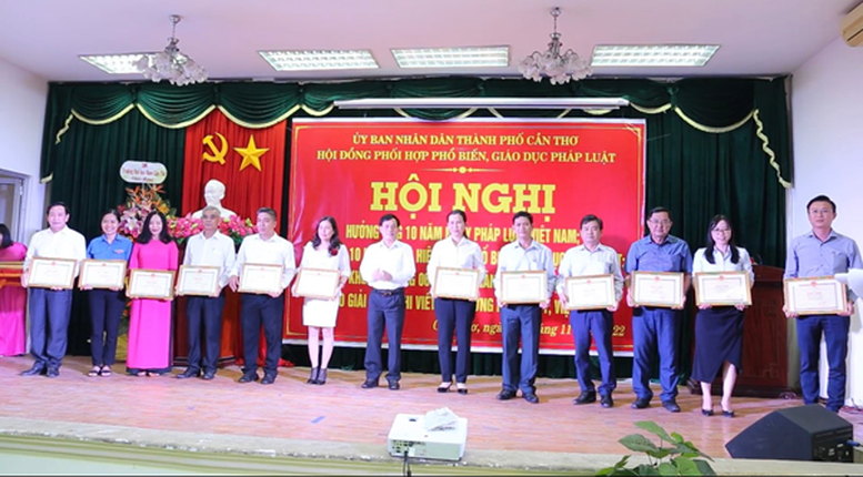 Cần Thơ: Tổng kết 10 năm Ngày Pháp luật Việt Nam - Ảnh 1.