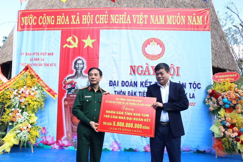 Bộ trưởng Bộ Quốc phòng dự Ngày hội Đại đoàn kết toàn dân tộc tại Kon Tum - Ảnh 1.