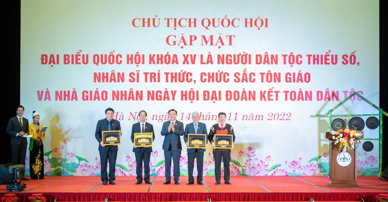 Chủ tịch Quốc hội gặp mặt đại biểu Quốc hội là người dân tộc thiểu số, chức sắc tôn giáo, nhà giáo - Ảnh 2.