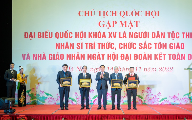 Chủ tịch Quốc hội gặp mặt đại biểu Quốc hội là người dân tộc thiểu số, chức sắc tôn giáo, nhà giáo