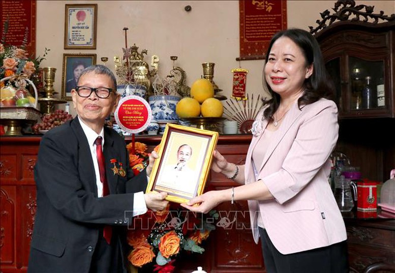 Phó Chủ tịch nước thăm, tặng quà các nhà giáo lão thành - Ảnh 2.