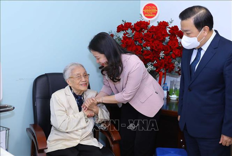 Phó Chủ tịch nước thăm, tặng quà các nhà giáo lão thành - Ảnh 1.