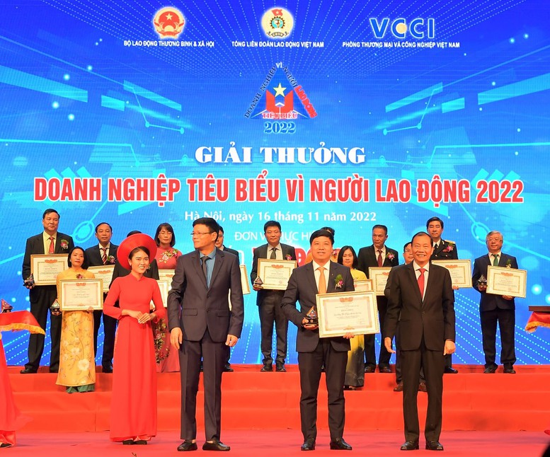 Vietcombank 3 lần liên tiếp được vinh danh ‘DN tiêu biểu vì người lao động’ - Ảnh 1.