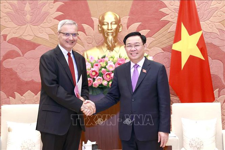 Chủ tịch Quốc hội Vương Đình Huệ tiếp Đại sứ Pháp Nicolas Warnery - Ảnh 1.