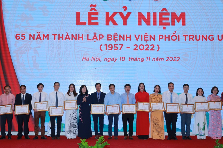 Bệnh viện Phổi Trung ương kỷ niệm 65 năm thành lập - Ảnh 2.