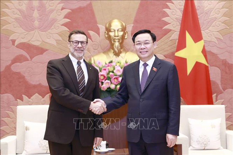 Chủ tịch Quốc hội Vương Đình Huệ tiếp Đại sứ Australia Andrew Goledzinowski - Ảnh 1.